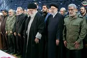فیلم | اشک‌ های رهبر انقلاب هنگام اقامه نماز بر پیکر حاج‌قاسم