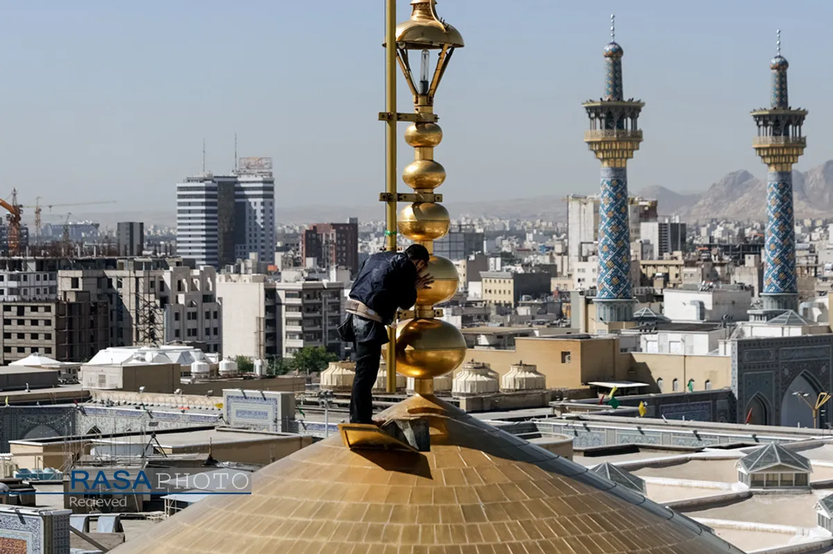 آیین تعویض پرچم گنبد منور رضوی در روز میلاد امام رضا(علیه&zwnj;السلام)