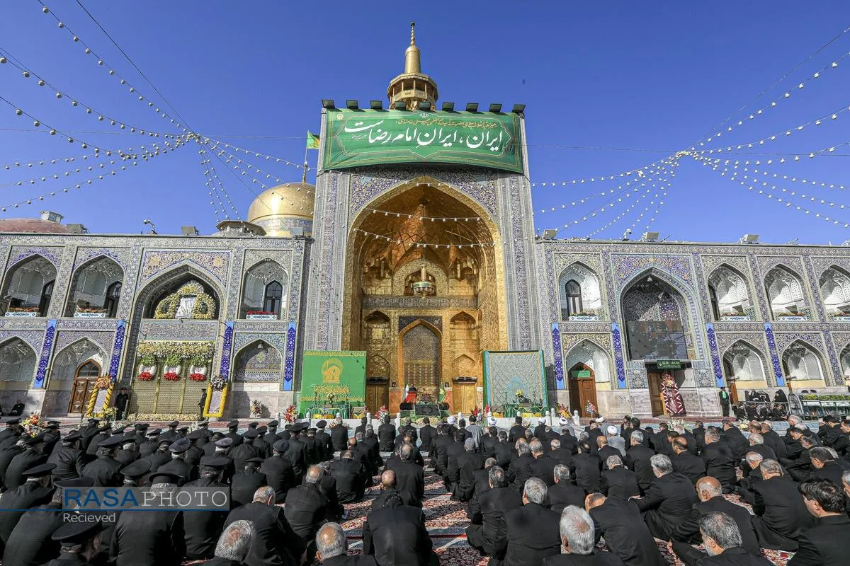 آیین تعویض پرچم گنبد منور رضوی در روز میلاد حضرت امام رضا (علیه&zwnj;السلام)