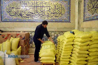 آماده سازی بسته&zwnj;های کمک معیشتی حضرت آیت الله مکارم شیرازی