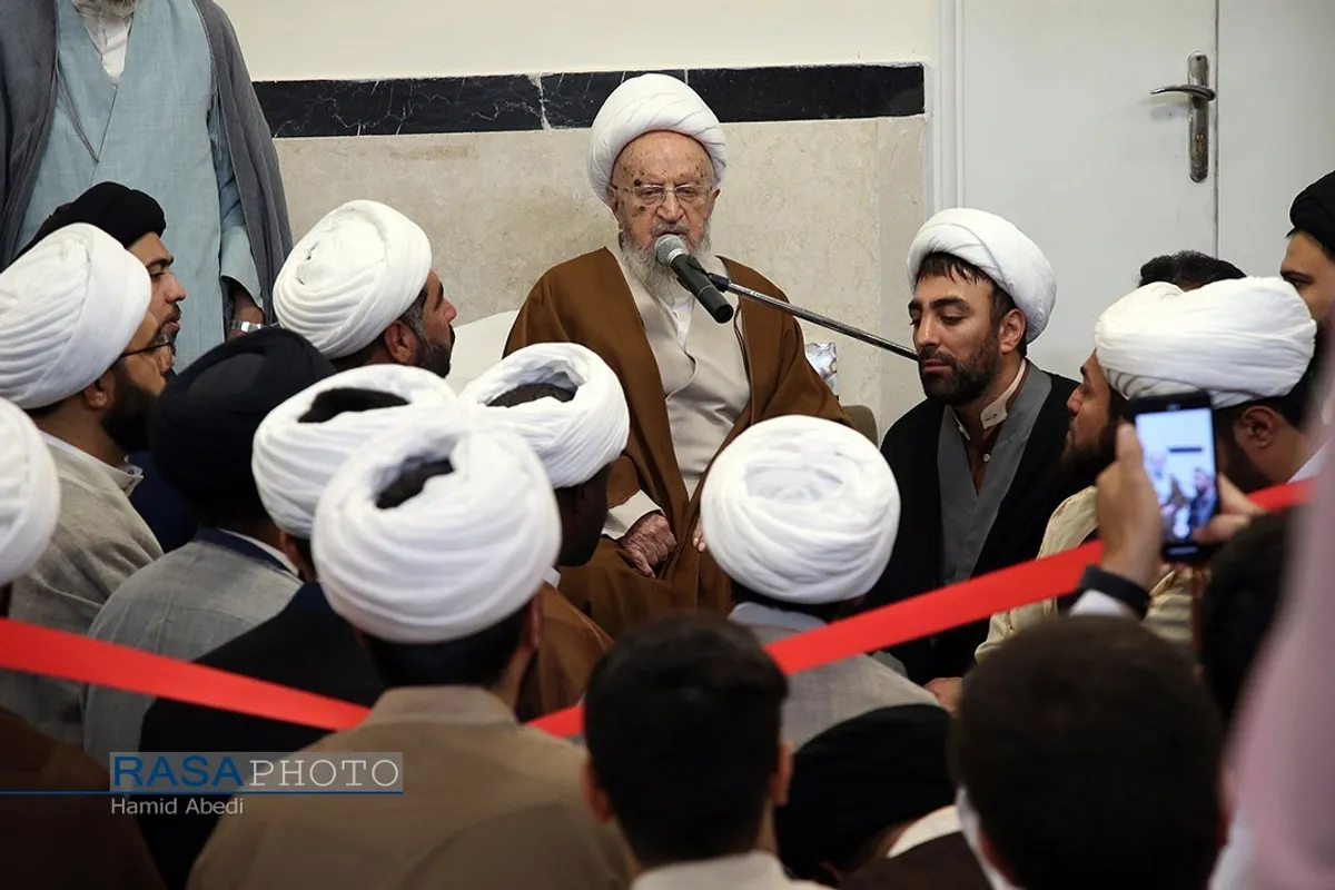 عمامه گذاری تعدادی از طلاب حوزه علمیه قم به مناسبت عید غدیر در بیت آیت الله کریمی جهرمی