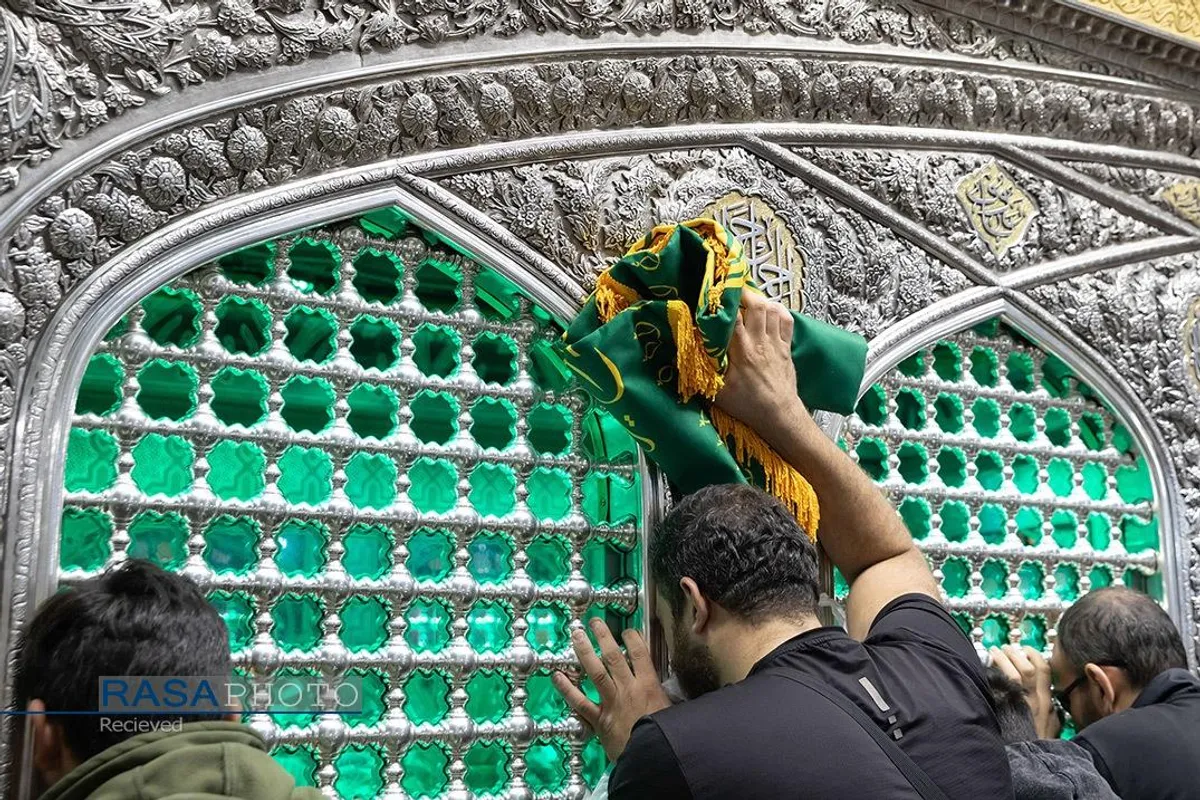 تشرف جمعی از مجروحان لبنانی به حرم مطهر رضوی