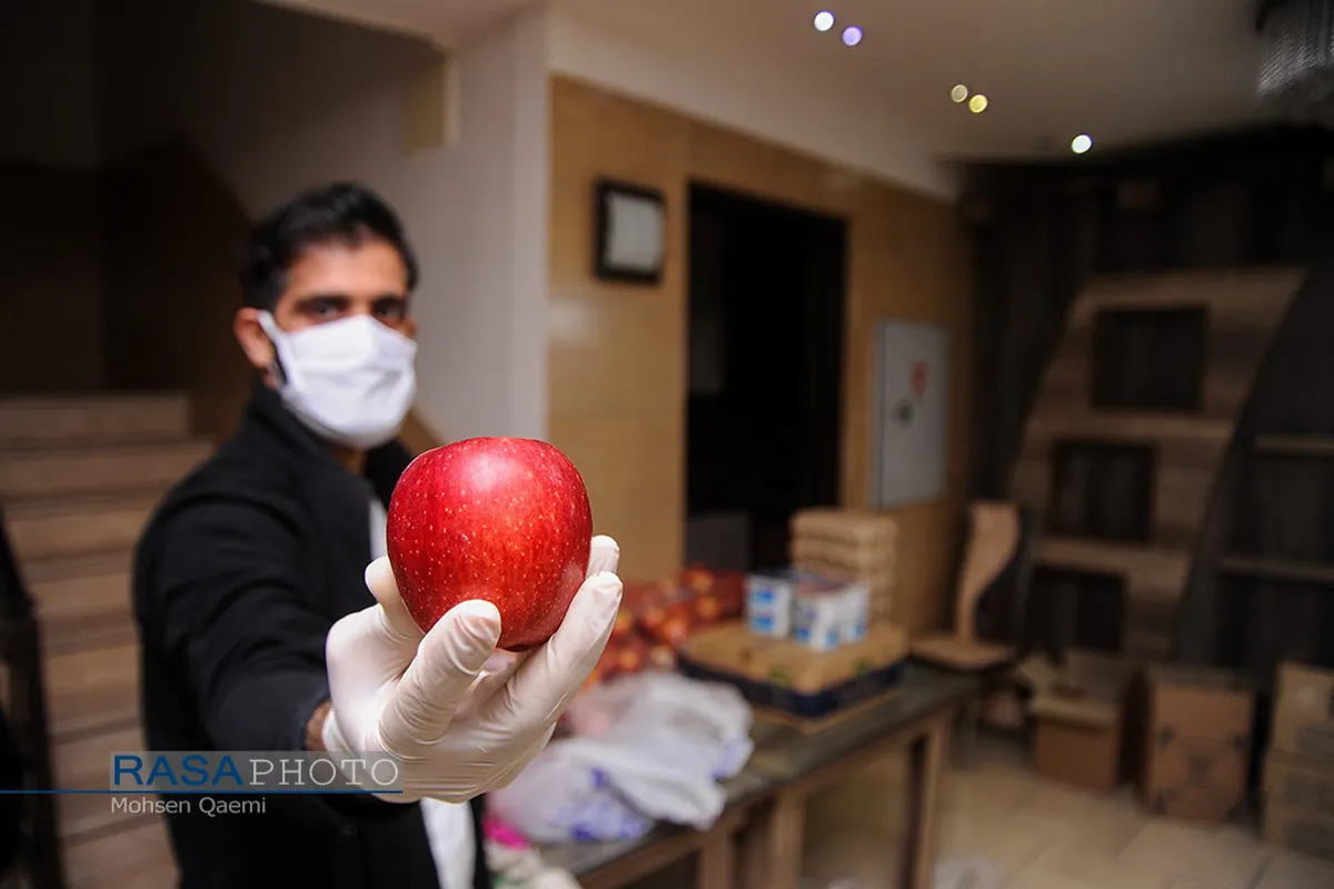 هیئتی&zwnj;ها در میدان مبارزه با کرونا | بسته بندی و توزیع مواد غذایی و بهداشتی برای خانواده های نیازمندان مبتلا به کرونا توسط هیئت کف العباس (ع) قم