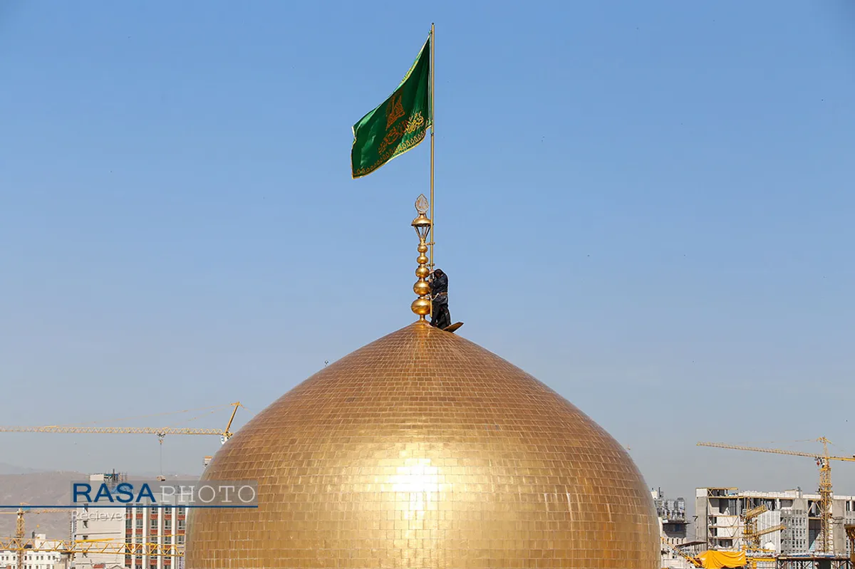 آیین تعویض پرچم گنبد منور رضوی در روز میلاد امام رضا(علیه&zwnj;السلام)