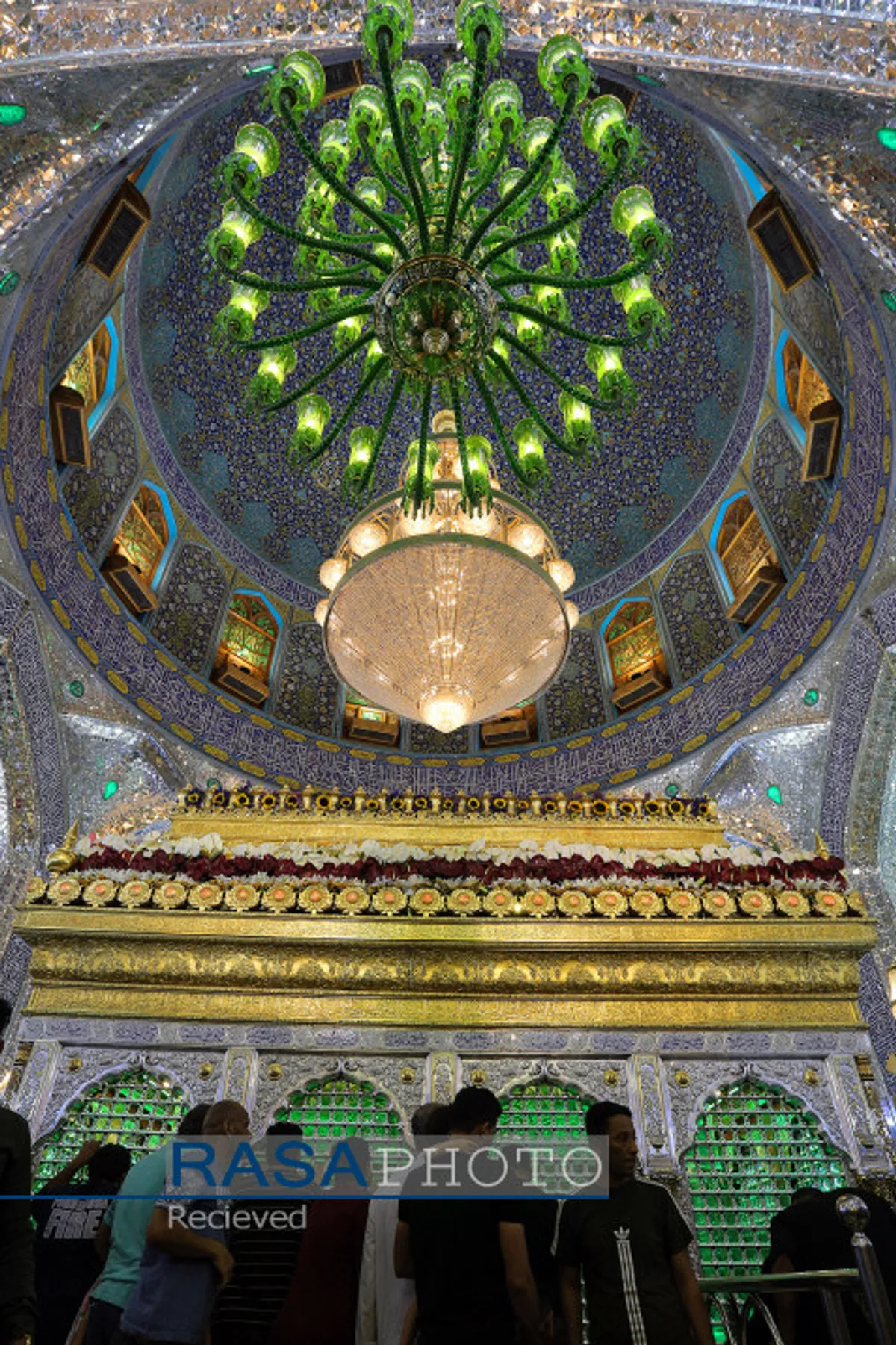 "گل آرایی ضریح مطهر حرم امام علی ع در آستانه عید بزرگ غدیر"