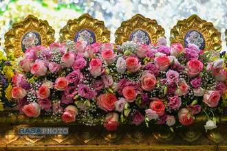 گل&zwnj;آرایی ضریح مطهر حضرت معصومه (س) در شب میلاد امام رضا (علیه السلام)