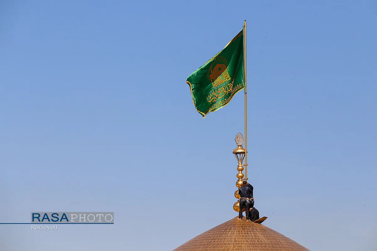 آیین تعویض پرچم گنبد منور رضوی در روز میلاد امام رضا(علیه&zwnj;السلام)
