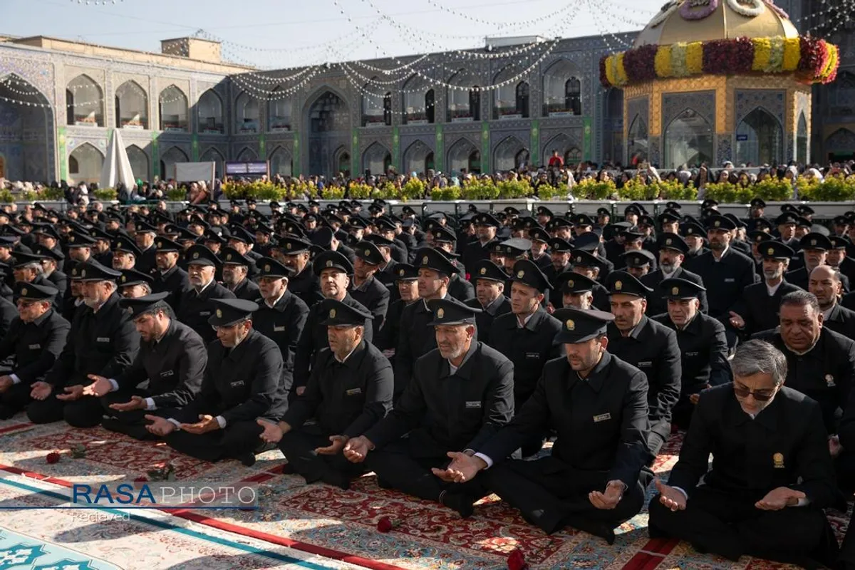 آیین تعویض پرچم گنبد منور رضوی در روز میلاد امام رئوف (ع)