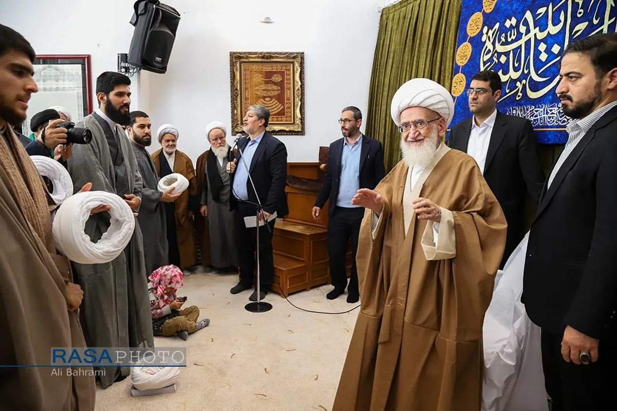 جشن عمامه&zwnj;گذاری طلاب در بیوت مراجع تقلید به&zwnj;مناسبت روز میلاد حضرت زهرا (سلام&zwnj;الله&zwnj;علیها)