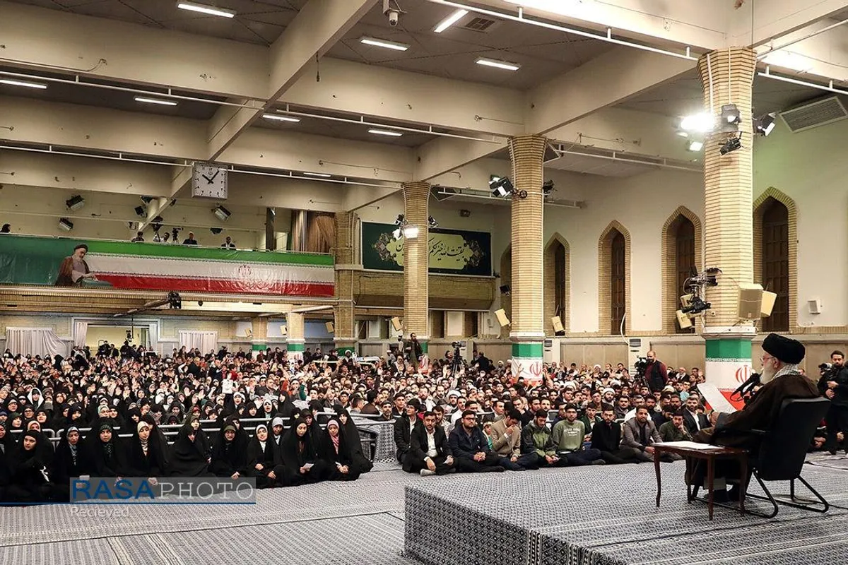 دیدار جمعی از رأی اولی&zwnj;ها و خانواده&zwnj;های شهدا با رهبر انقلاب