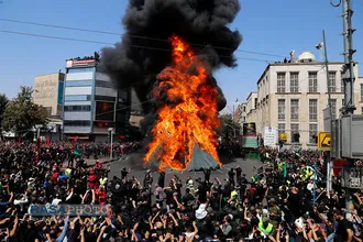 مراسم خیمه سوزان ظهر عاشورا در بازار تهران | عکس&zwnj;های منتخب خبرگزاری رسا از عزاداری دهه اول محرم ۱۳۹۸