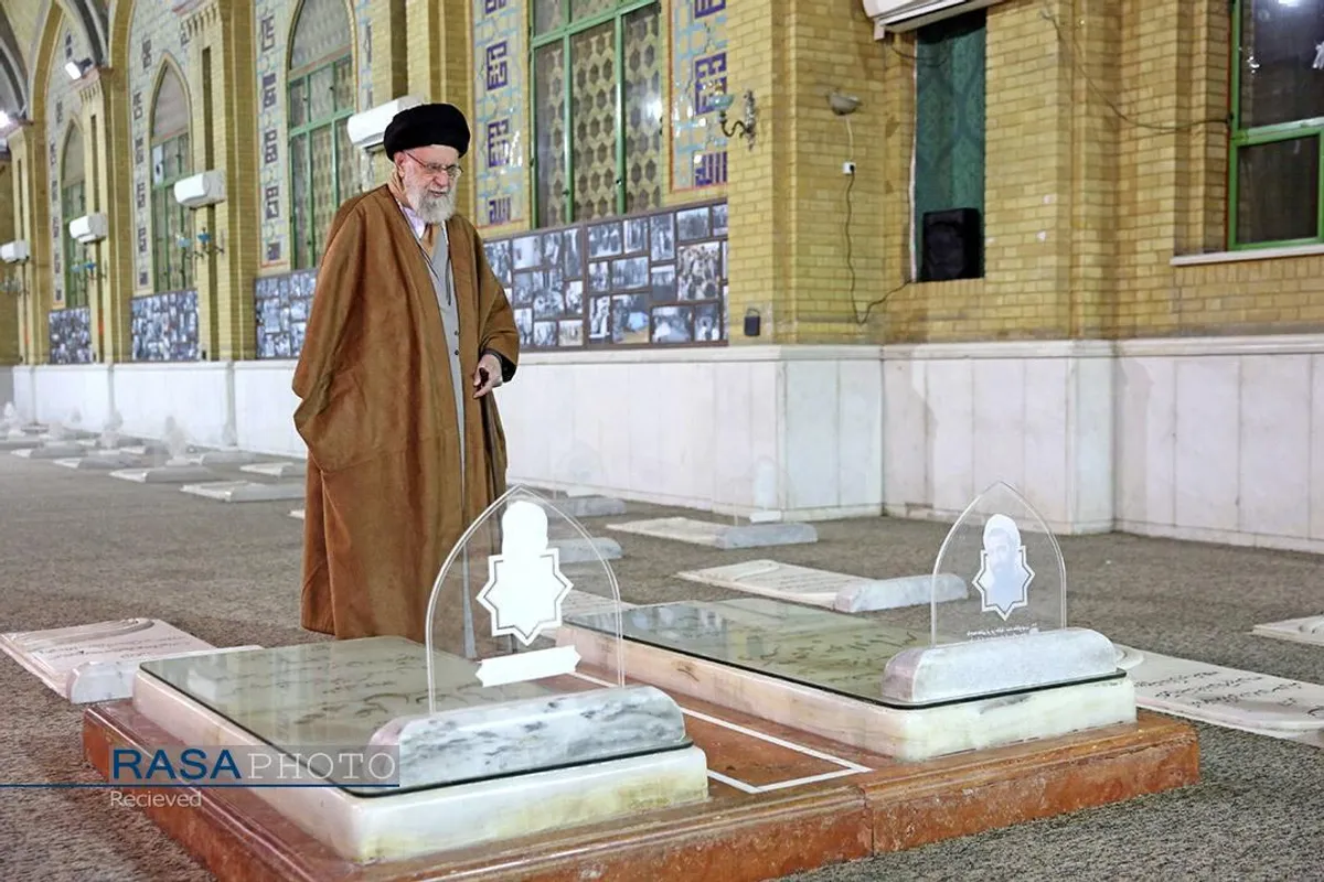 حضور مقام معظم رهبری در مرقد مطهر امام راحل (ره) و گلزار شهدای بهشت زهرا (سلام&zwnj;الله&zwnj;علیها)