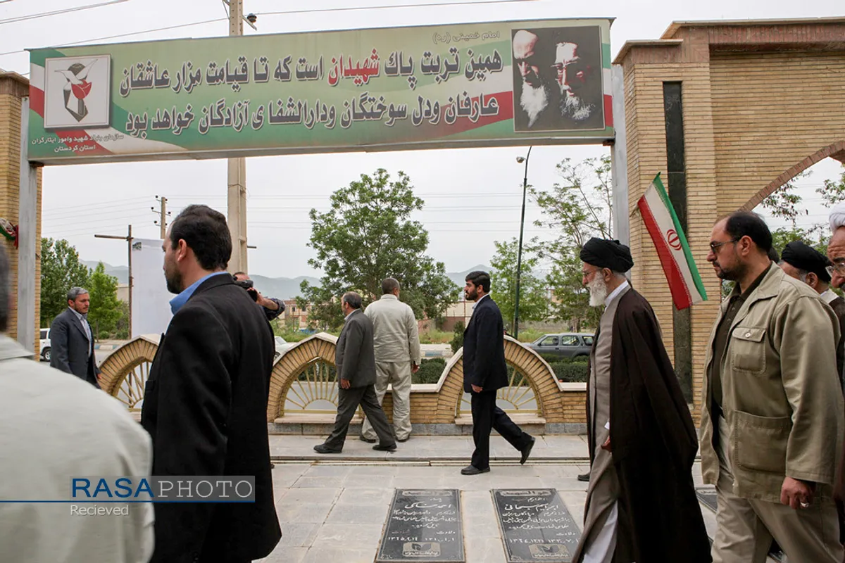 بازنشر | حضور رهبر انقلاب در گلزار شهدای مریوان در سال ۱۳۸۸