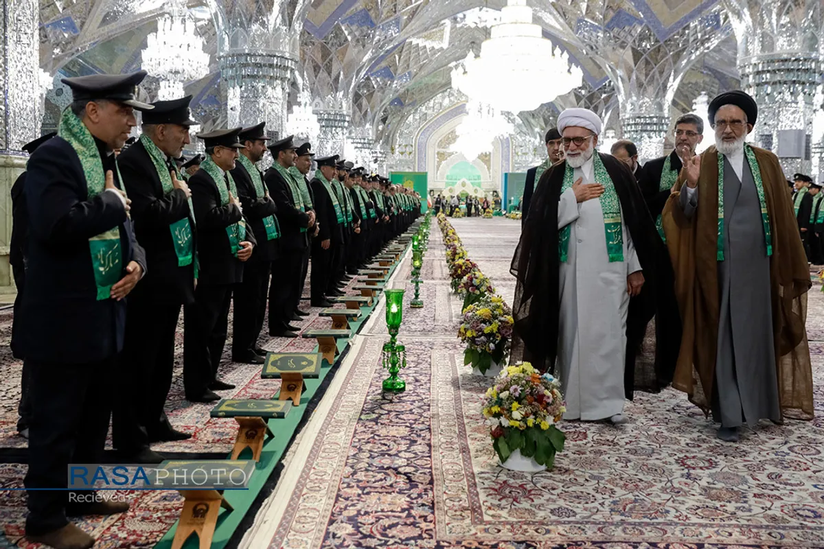 آیین تعویض پرچم گنبد منور رضوی در روز میلاد امام رضا(علیه&zwnj;السلام)