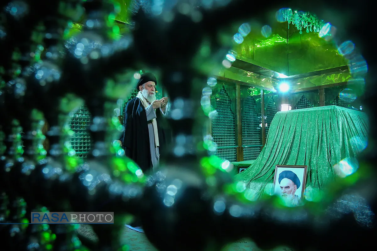 حضور مقام معظم رهبری در مرقد مطهر امام راحل و گلزار شهدای بهشت زهرا