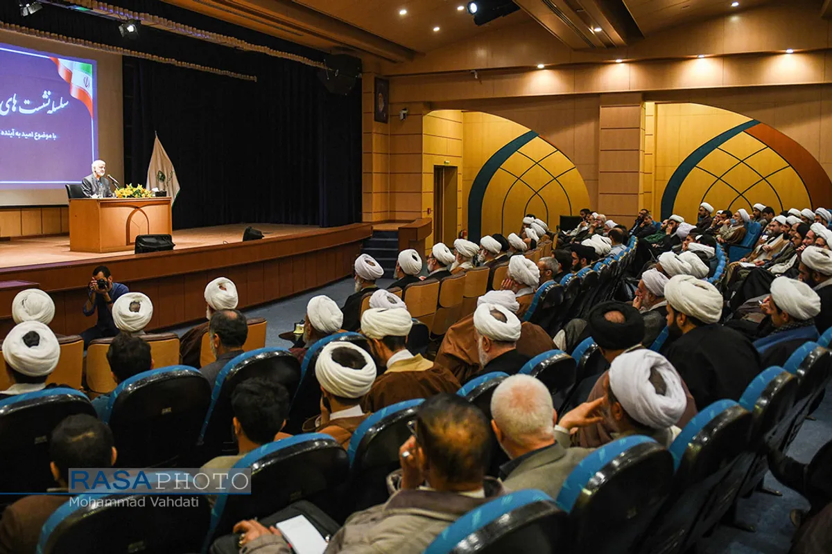 نشست جهاد تبیین با عنوان "امید به آینده انقلاب؛واقعی یا موهوم؟"