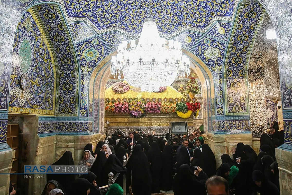 آیین گل آرایی ضریح مطهر کریمه اهل&zwnj;بیت(س) به مناسبت دهه کرامت