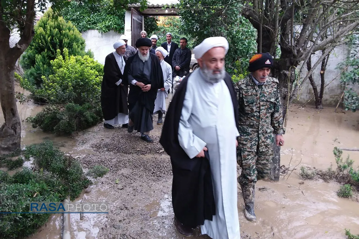 آیت الله توکل نماینده مردم مازندران در مجلس خبرگان رهبری، حجت الاسلام حسن روحانی امام جمعه بابل، حجت الاسلام شکریان رئیس سازمان تبلیغات اسلامی با حضور در مناطق سیل زده مازندران از روند امداد رسانی به سیل زدگان بازدید کردند.