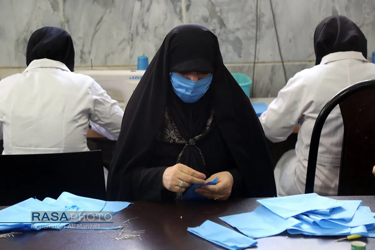 کارگاه تولید ۴۰۰۰ ماسک و گان توسط بسیج دانشجویی در قم