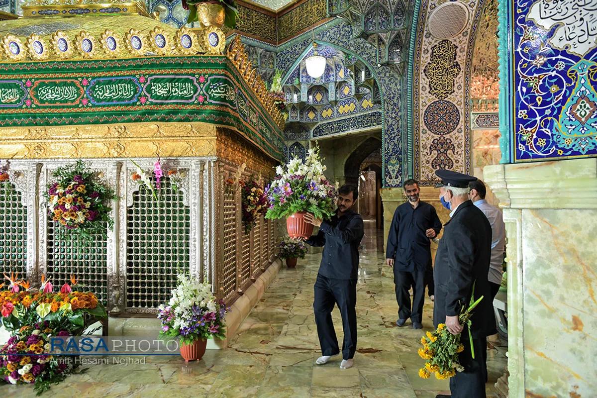 گل&zwnj;آرایی ضریح مطهر حضرت معصومه (س) در شب میلاد پیامبر اعظم (ص)