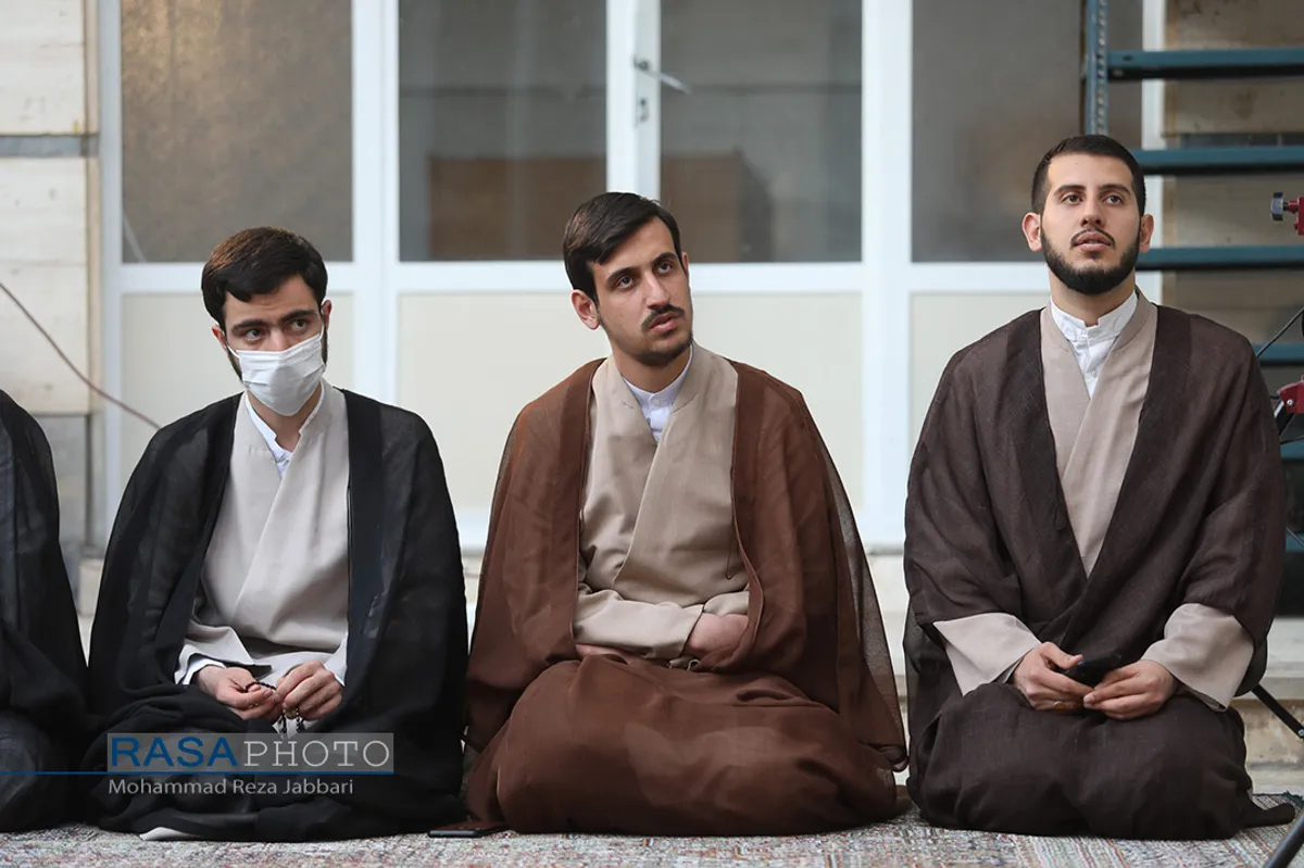 آیین عمامه گذاری طلاب مدرسه آیت الله بهجت در میلاد حضرت امام حسن مجتبی (علیه السلام)