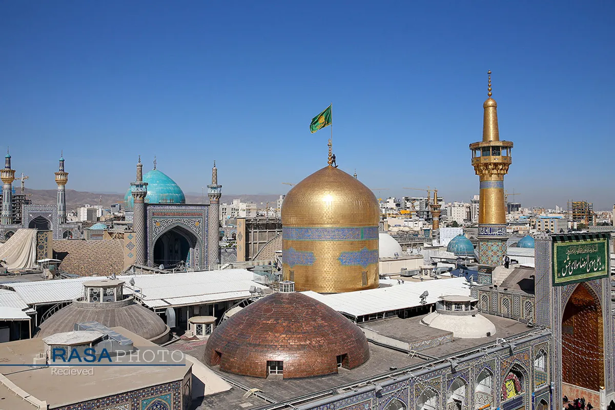 آیین تعویض پرچم گنبد منور رضوی در روز میلاد امام رضا(علیه&zwnj;السلام)