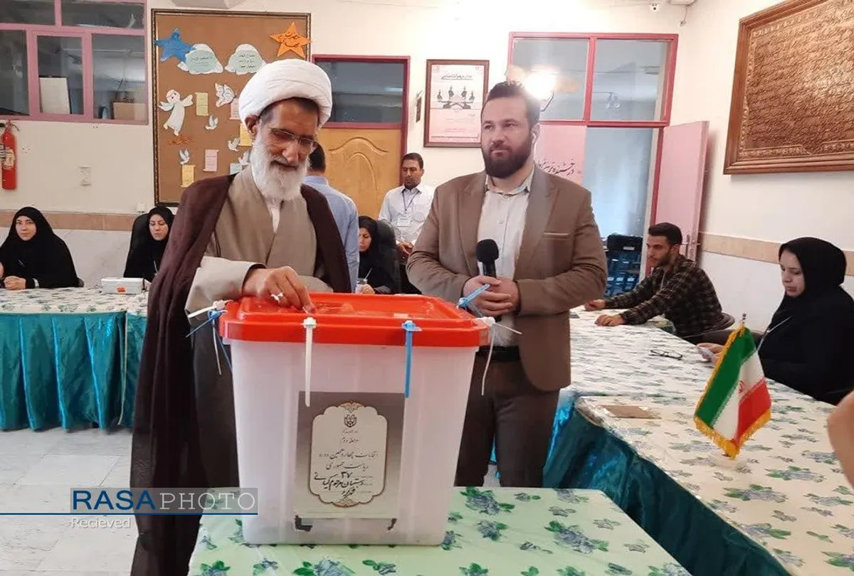 حضور حجت&zwnj;الاسلام&zwnj;والمسلمین نکونام نماینده ولی فقیه در استان چهار محال و بختیاری در پای صندوق رای دومین دوره چهاردهمین انتخابات ریاست جمهوری