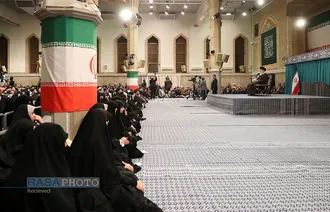 دیدار جمعی از رأی اولی&zwnj;ها و خانواده&zwnj;های شهدا با رهبر انقلاب
