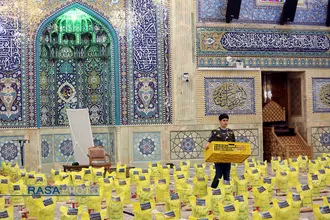 آماده سازی بسته&zwnj;های کمک معیشتی حضرت آیت الله مکارم شیرازی