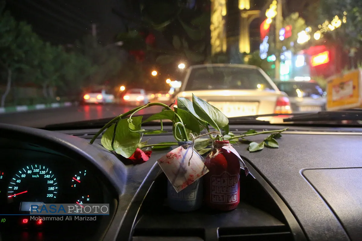 اهداء گل در شب میلاد حضرت معصومه (سلام الله علیها)