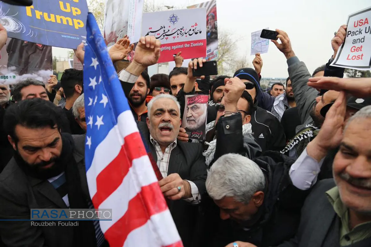 راهپیمایی نمازگزاران تهرانی در حمایت از عزت و اقتدار نظام اسلامی
