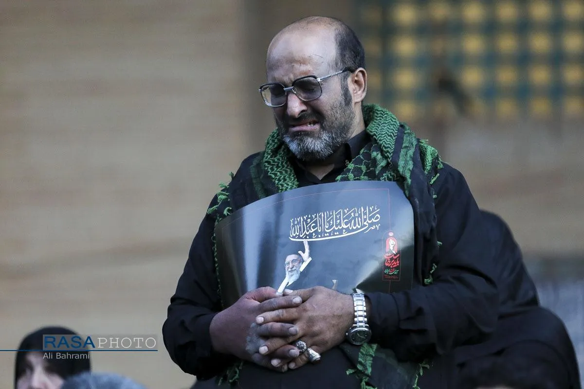 اقامه نماز بر پیکر رهبر شهید انقلاب