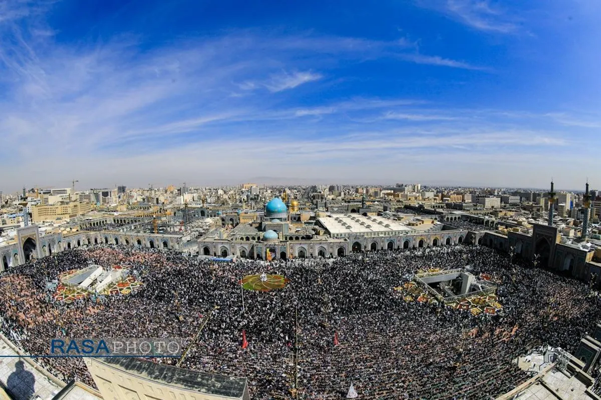 جمعیت زائران حرم مطهر رضوی در لحظه تحویل سال