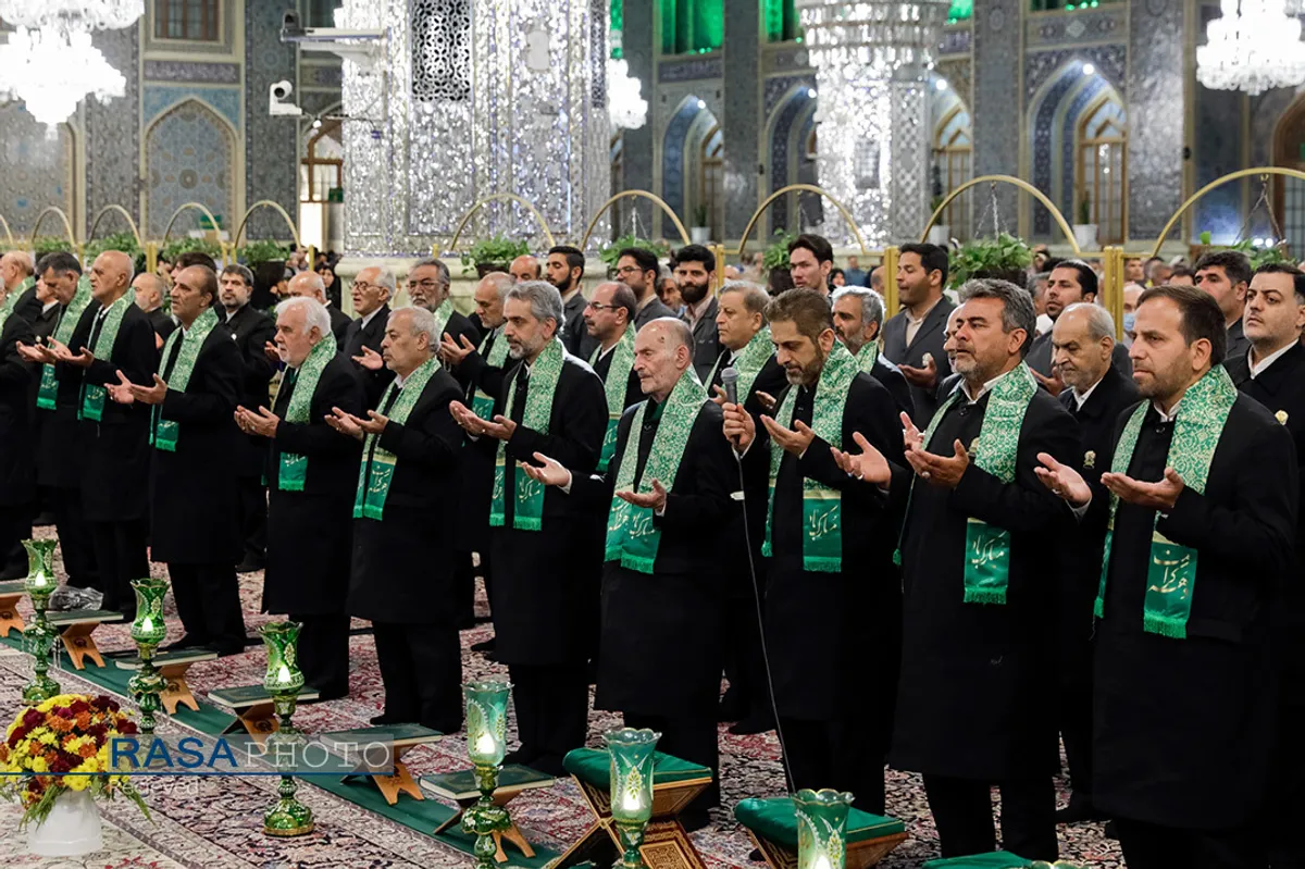 آیین تعویض پرچم گنبد منور رضوی در روز میلاد امام رضا(علیه&zwnj;السلام)