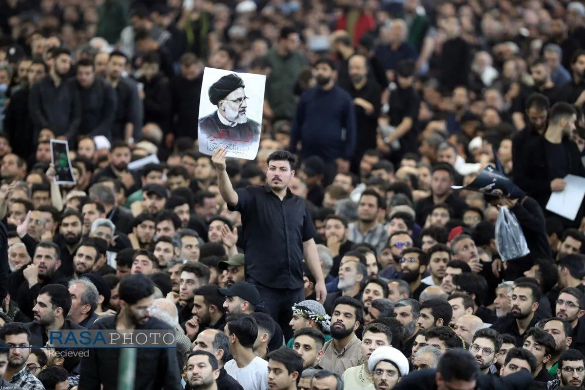 اقامه نماز توسط رهبر معظم انقلاب بر پیکر شهدای خدمت