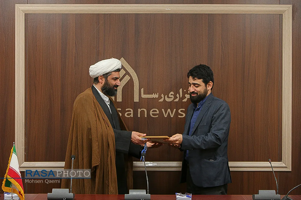 از راست دکتر علیرضا استادیان سردبیر سابق خبرگزاری رسا و حجت الاسلام والمسلمین محققی مدیر عامل موسسه رسا | مراسم تکریم و معارفه سردبیر خبرگزاری رسا