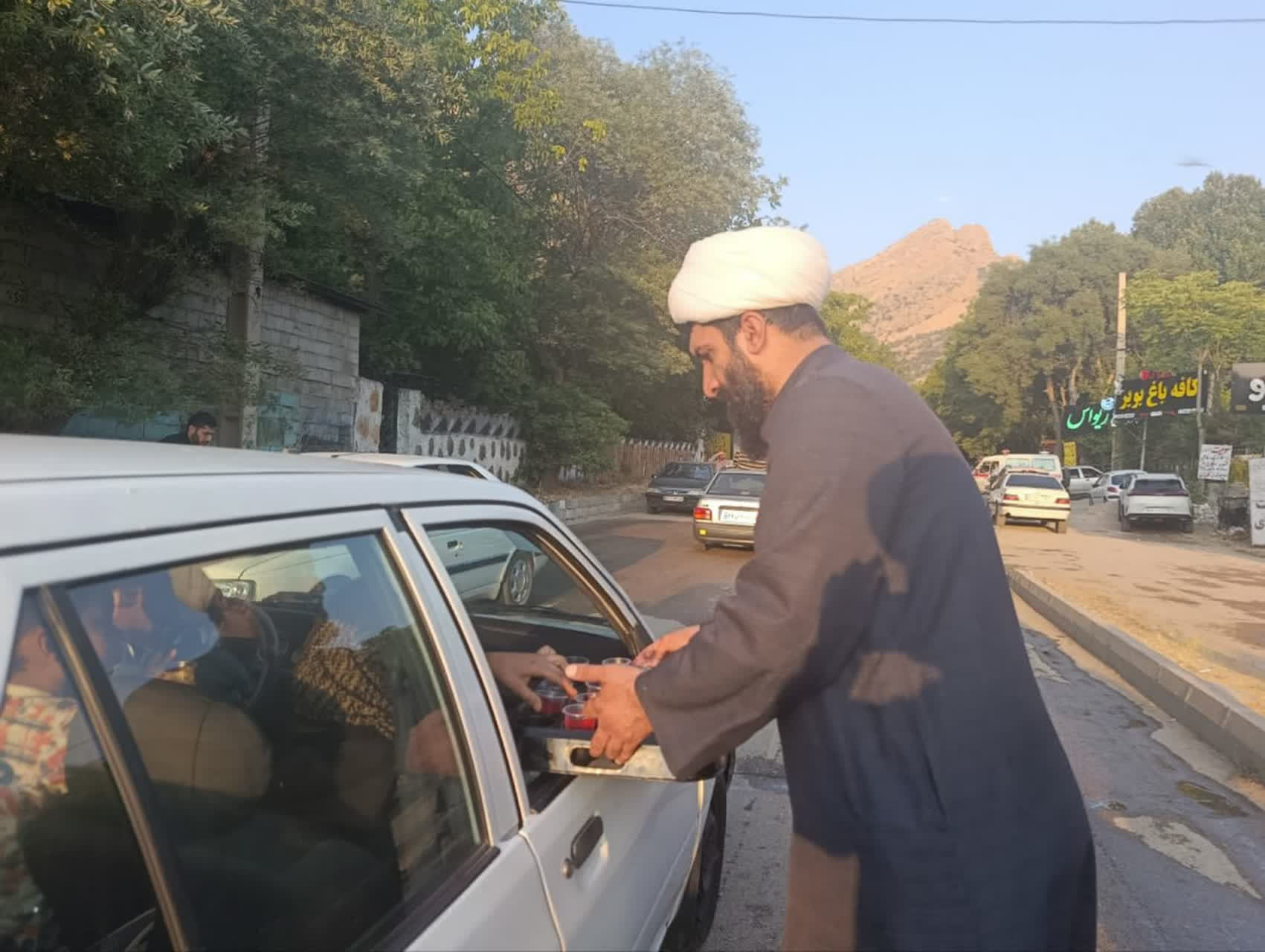 برپایی موکب گروه جهادی شهید میثمی در خیابان آبشار برپایی موکب گروه جهادی شهید میثمی در خیابان آبشار