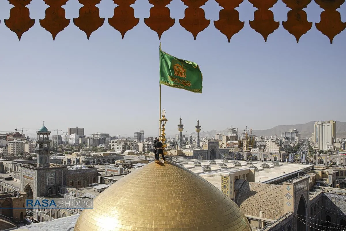آیین تعویض پرچم گنبد منور رضوی در روز میلاد حضرت امام رضا (علیه&zwnj;السلام)