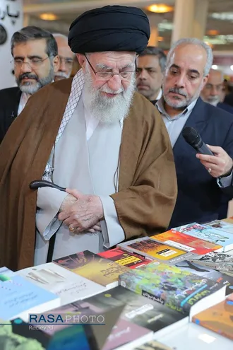 بازدید رهبر معظم انقلاب از سی و پنجمین نمایشگاه بین&zwnj;المللی کتاب تهران