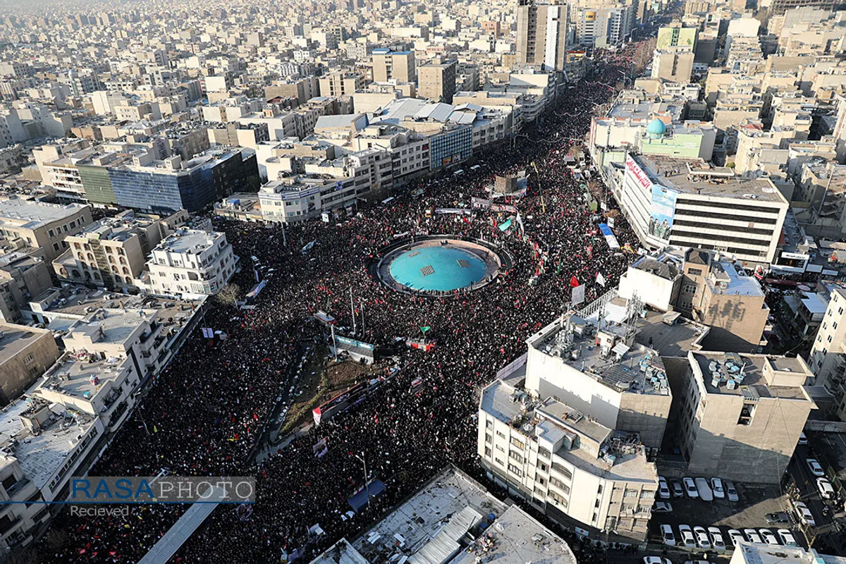 اقامه نماز توسط مقام معظم رهبری بر پیکر سپهبد شهید حاج قاسم سلیمانی و یارانش