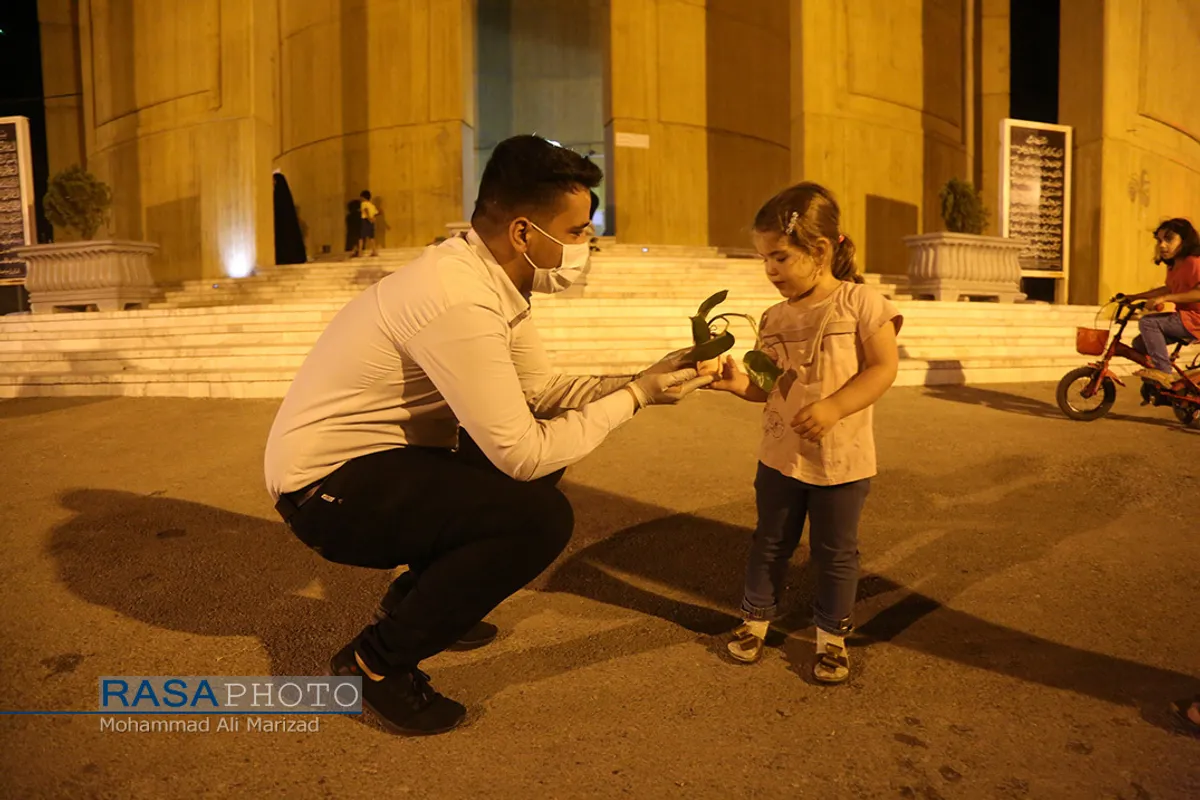 اهداء گل در شب میلاد حضرت معصومه (سلام الله علیها)