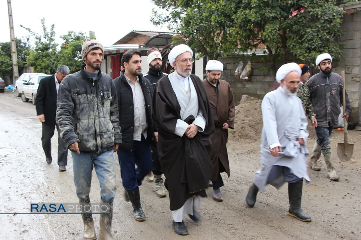 آیت الله توکل نماینده مردم مازندران در مجلس خبرگان رهبری، حجت الاسلام حسن روحانی امام جمعه بابل، حجت الاسلام شکریان رئیس سازمان تبلیغات اسلامی با حضور در مناطق سیل زده مازندران از روند امداد رسانی به سیل زدگان بازدید کردند.