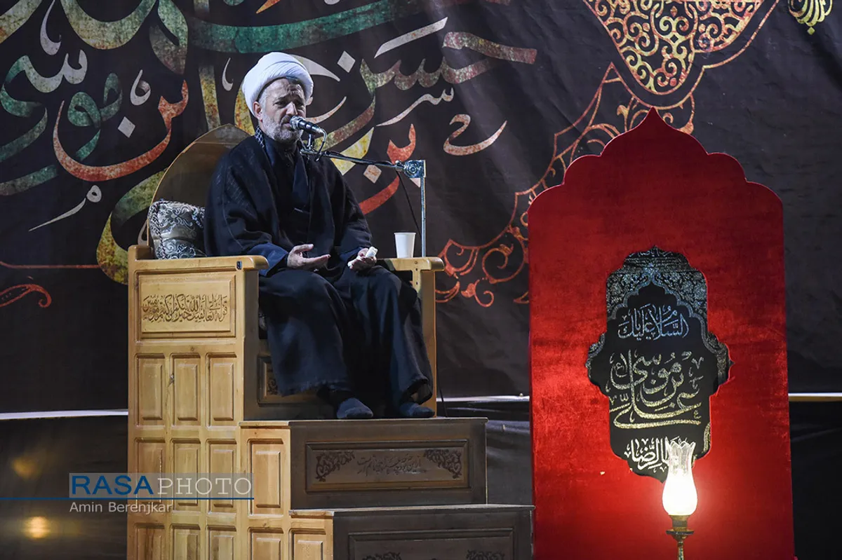 آیین لاله گردانی شب شام غریبان شهادت امام رضا(ع) در شیراز&lrm;