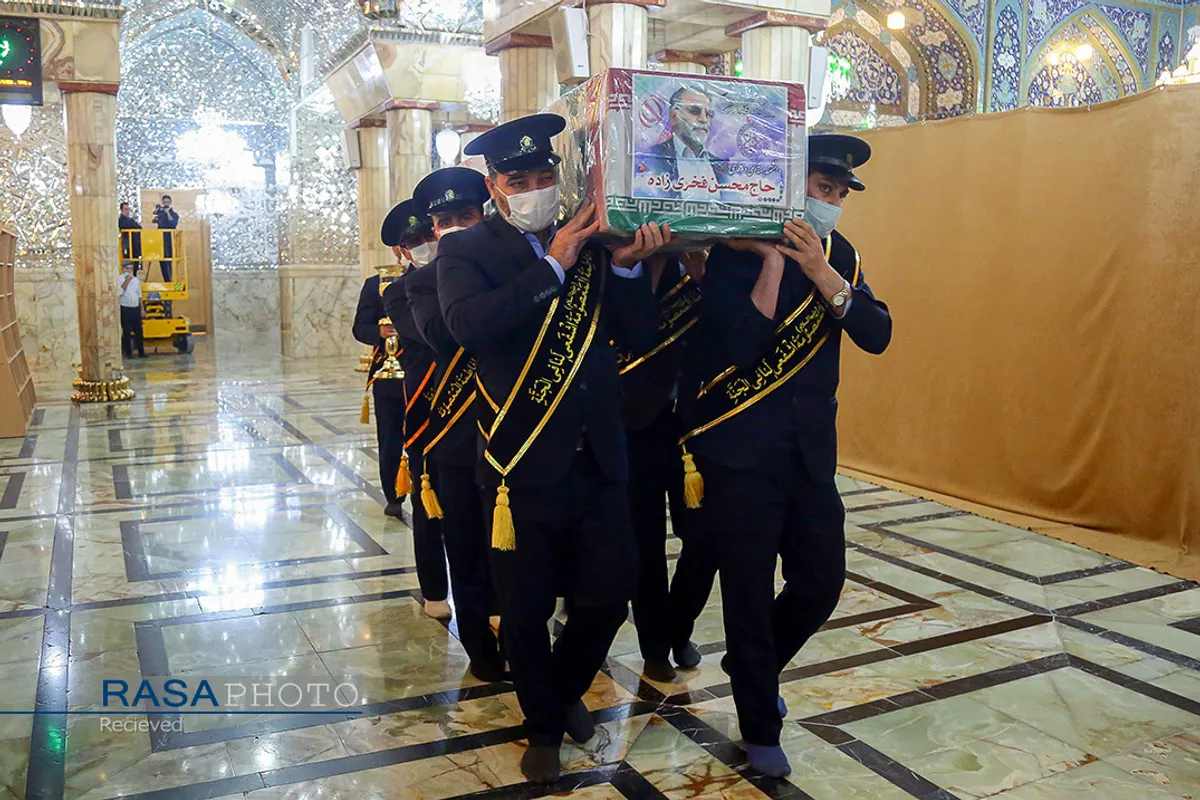 طواف و وداع با پیکر شهید محسن فخری&zwnj;زاده در حرم مطهر حضرت معصومه (س)