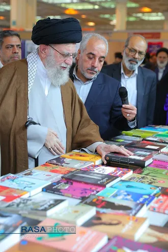 بازدید رهبر معظم انقلاب از سی و پنجمین نمایشگاه بین&zwnj;المللی کتاب تهران