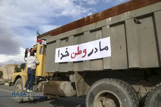 بیعت کامیون&zwnj;داران استان قم با رهبر معظم انقلاب