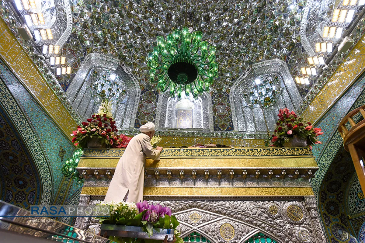 گل&zwnj;آرایی ضریح مطهر روضوی ویژه ولادت حضرت امام رضا (علیه السلام)