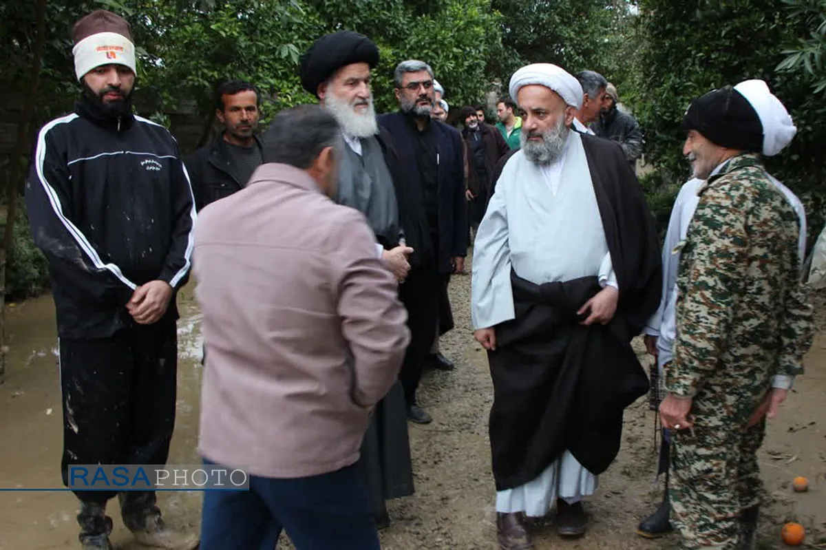 آیت الله توکل نماینده مردم مازندران در مجلس خبرگان رهبری، حجت الاسلام حسن روحانی امام جمعه بابل، حجت الاسلام شکریان رئیس سازمان تبلیغات اسلامی با حضور در مناطق سیل زده مازندران از روند امداد رسانی به سیل زدگان بازدید کردند.