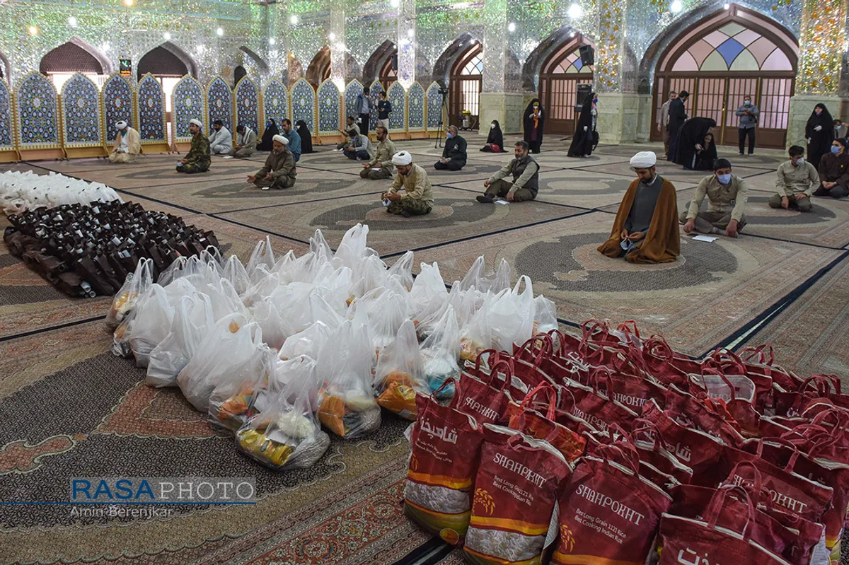 توزیع اقلام بهداشتی بین مجاورین حرم امامزاده سید علاالدین حسین (ع) شیراز