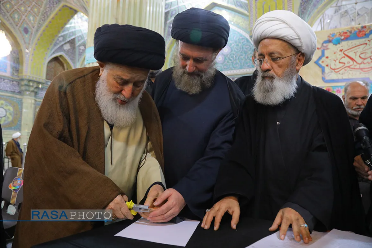 شکستن مهر آیت الله سید صادق روحانی